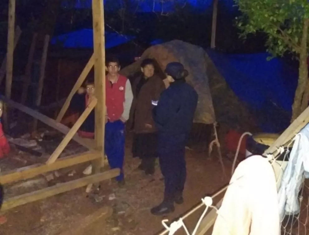 San Vicente: Asistieron a dos familias que viven en carpas 