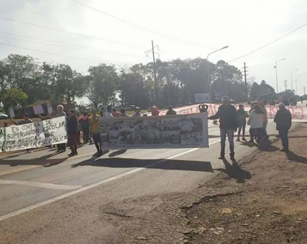 Manifestantes cortan la ruta 12 a la altura de Montecarlo