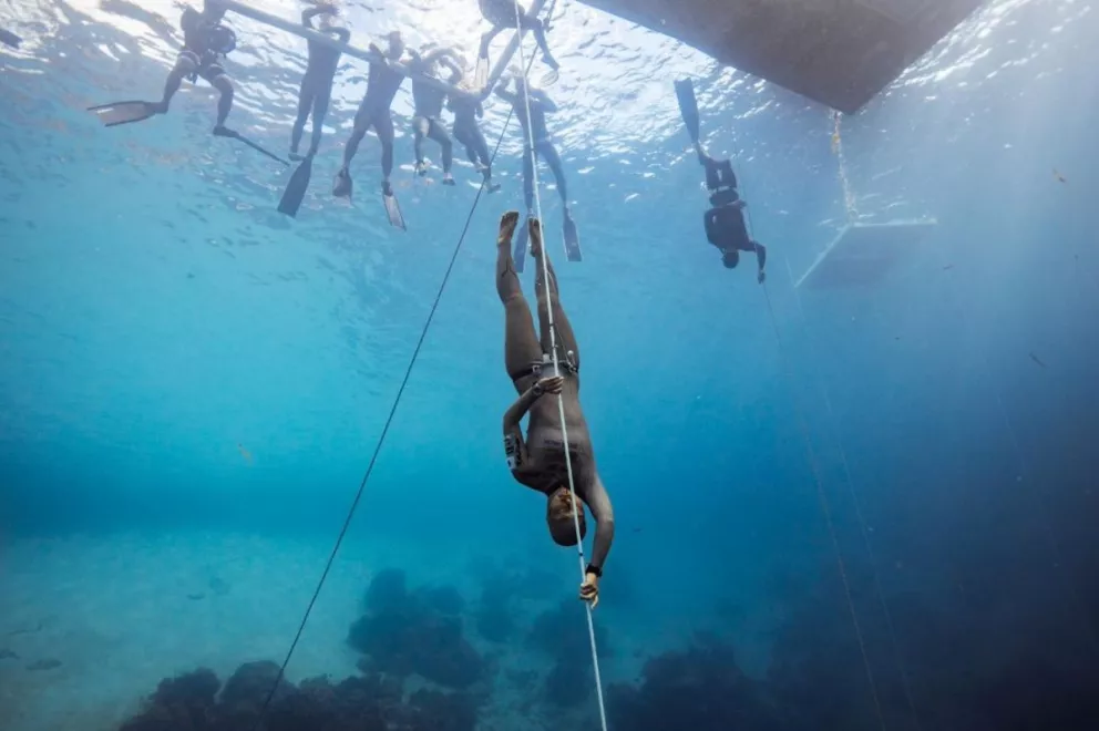 Una japonesa se sumergió 97 metros y batió el record de inmersión a pulmón