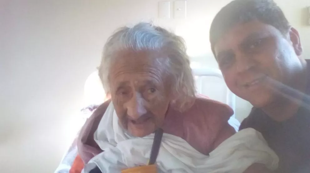Abuela sin familiares deja el hospital de San Javier y será cuidada en Itacaruaré 
