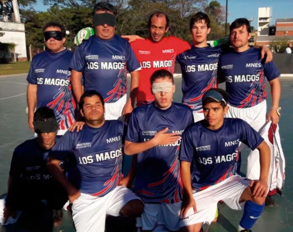Los Magos antes de su debut frente al seleccionado de la provincia de Chaco.