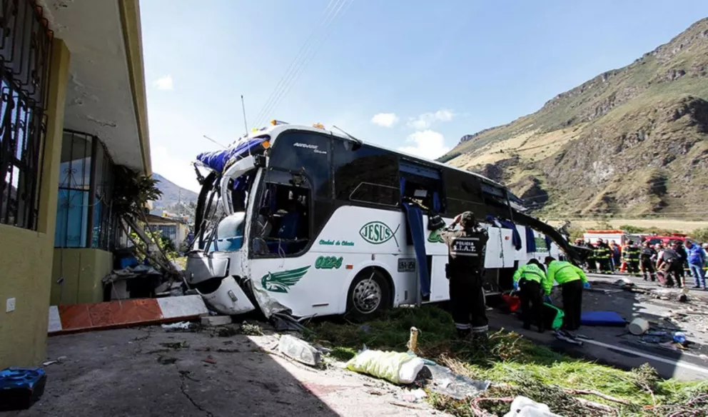 Ecuador: choque entre un micro y un automóvil dejó 24 muertos