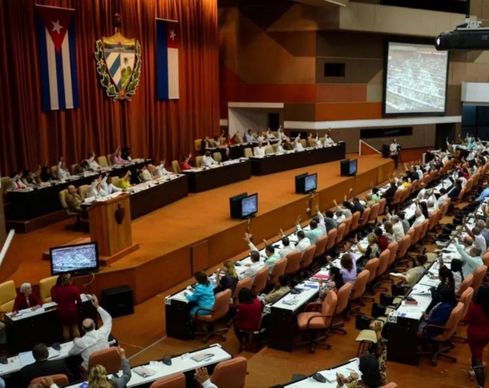 Cuba debate un proyecto para una nueva Constitución que elimina la palabra "comunismo" 