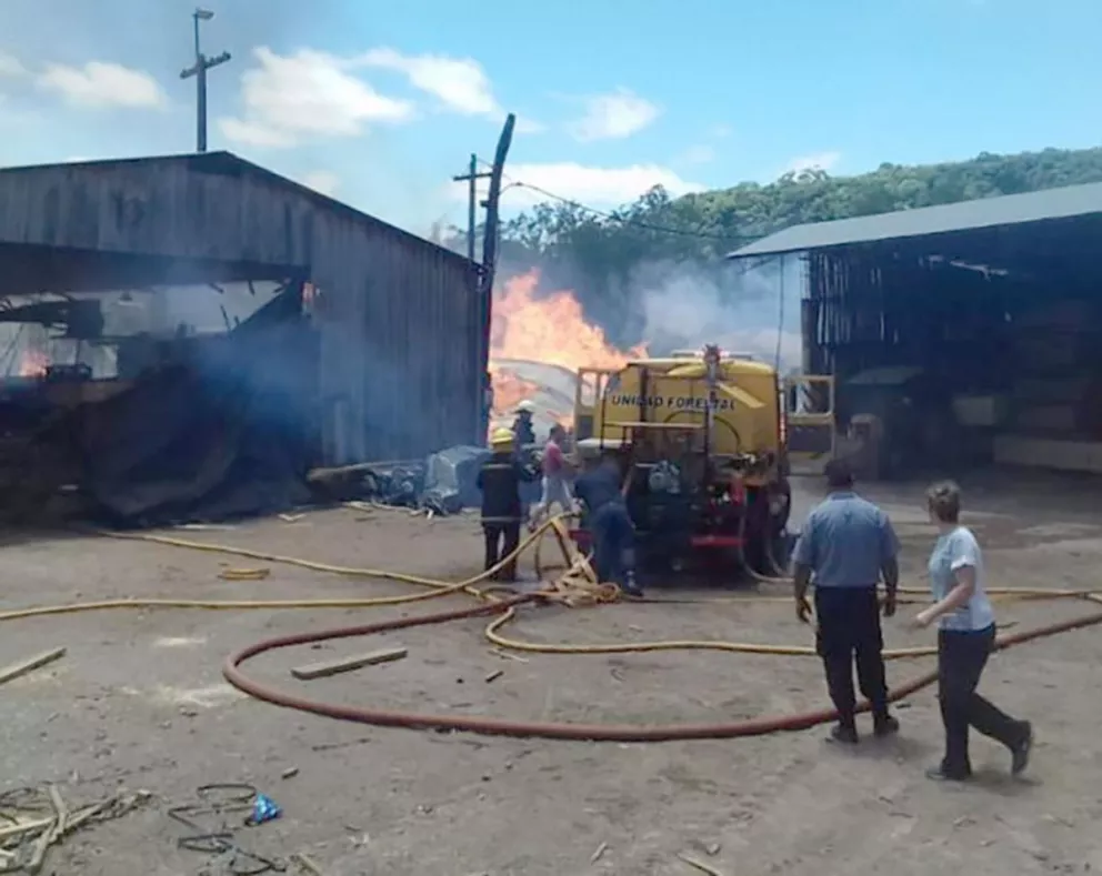 Bomberos sofocaron incendio en aserradero de Caraguatay: no hay heridos