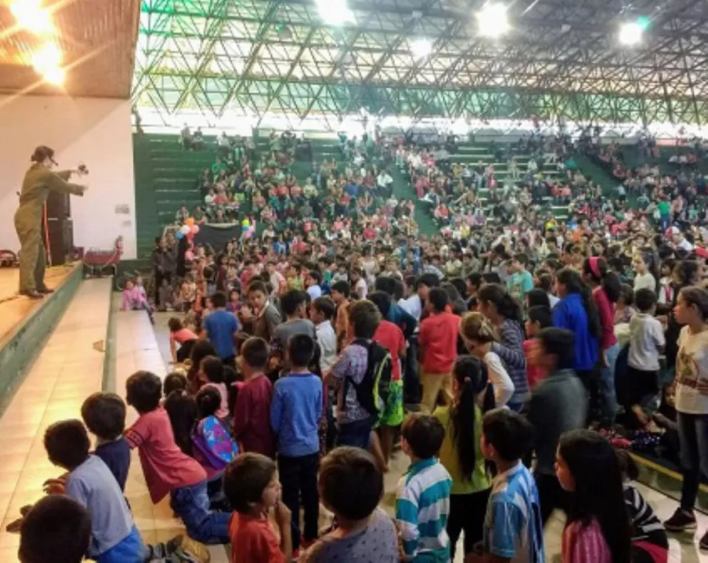 Cientos de niños son agasajados por su día en el Polideportivo de Jardín América