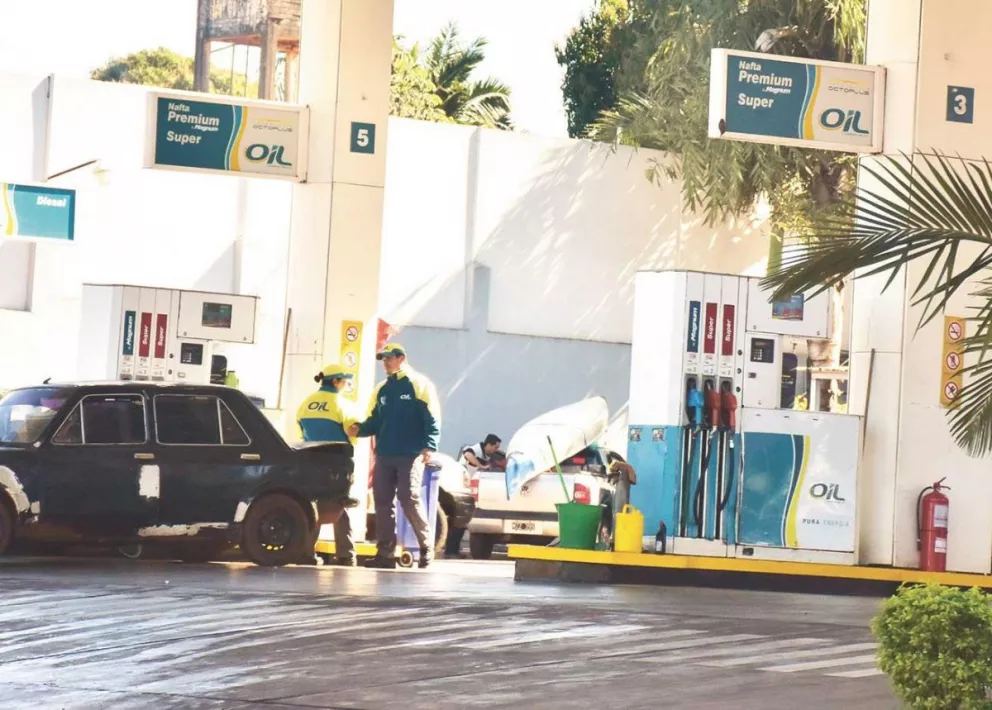La carga de naftas decayó y preocupa a estacioneros.
