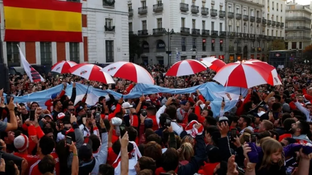  El banderazo de River copó la Puerta del Sol en España