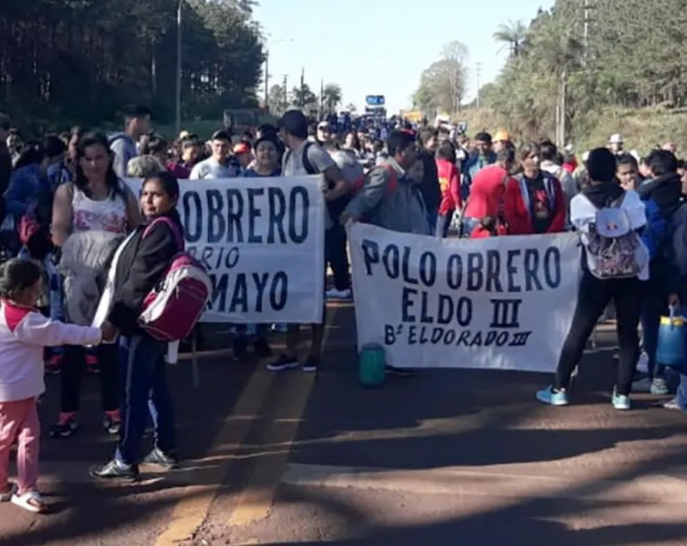 Agricultura familiar y organizaciones sociales cortan la ruta nacional N°12