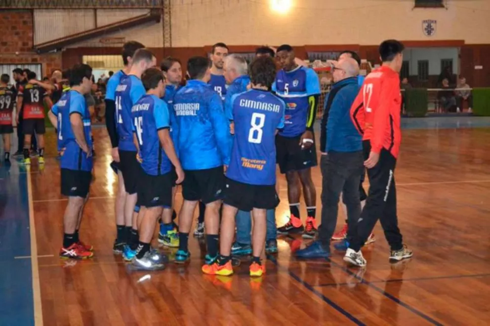 Gimnasia de Montecarlo pelea por no descender en el Nacional de handball