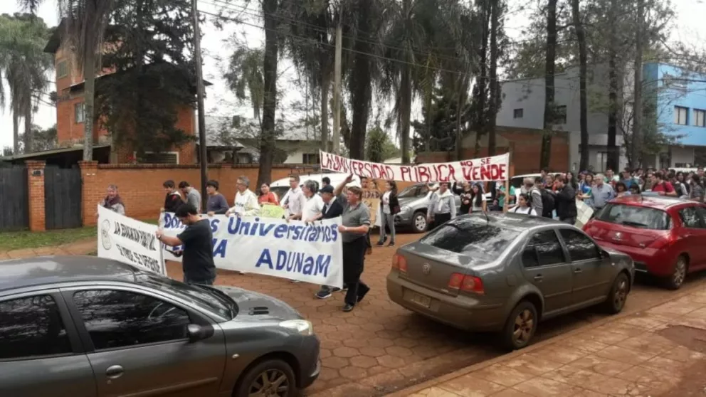 Docentes y alumnos de la Facultad de Forestales marchan en Eldorado
