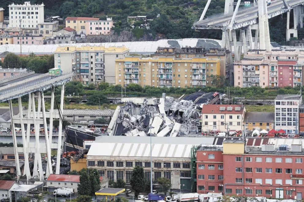 Al menos 20 muertos al colapsar un puente en Génova