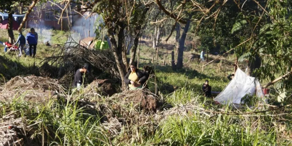 Más de 20 familias ocupan un espacio verde en Oberá y esperan por funcionarios
