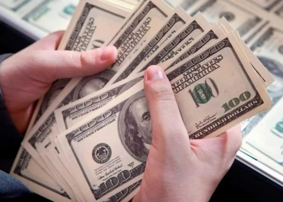 Tras la renuncia de Luis Caputo el dólar sube y alcanza los $40