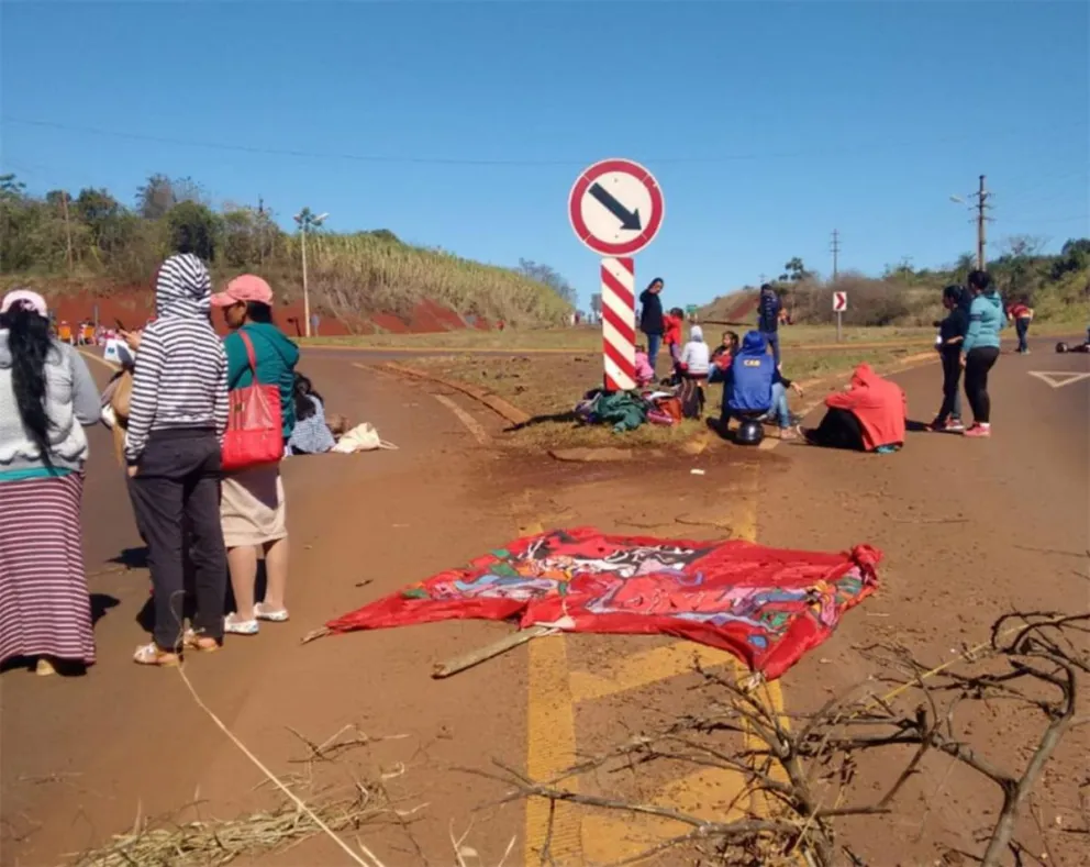 Oberá: Corte de ruta en el cruce Karaben 