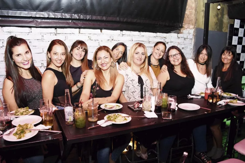 Nancy González (de camisa blanca y cinta negra) festejó su cumple rodeada de amigas.