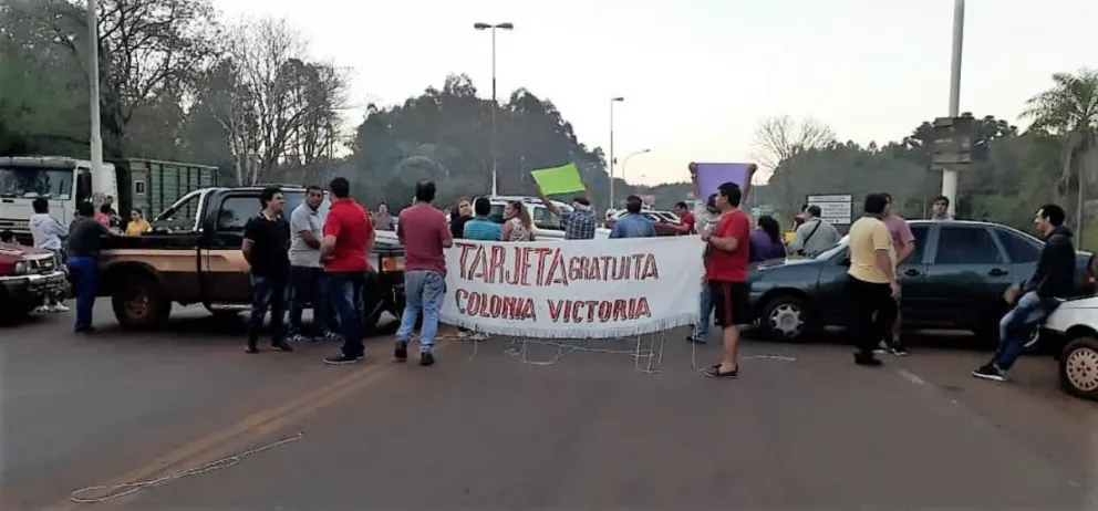 Vecinos de Colonia Victoria cortan la ruta 12 para protestar por aumento en el peaje