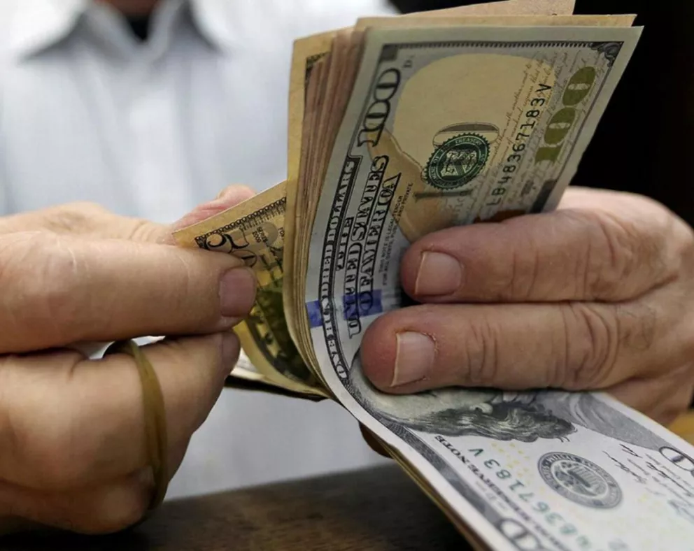 El dólar perdió más de 8% en la semana y cerró debajo de los 39 pesos 