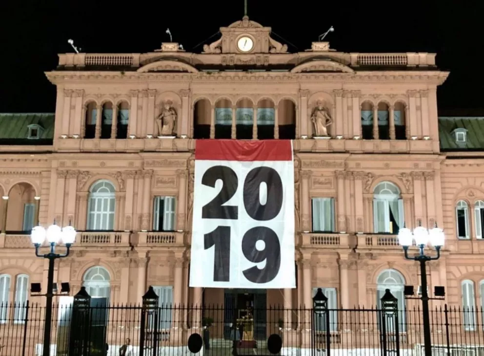Colgaron una bandera con el número 2019 en la Casa Rosada