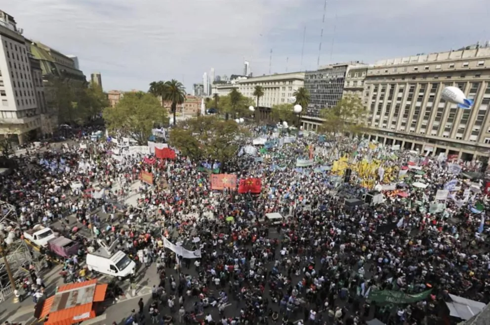 Las centrales sindicales combativas realizan un acto en la Plaza de Mayo
