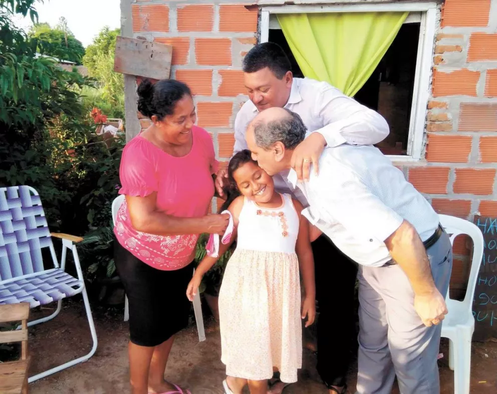 Luz, rodeada de sus padres, recibe un beso de Jorge Rodríguez, el motor de la solución.