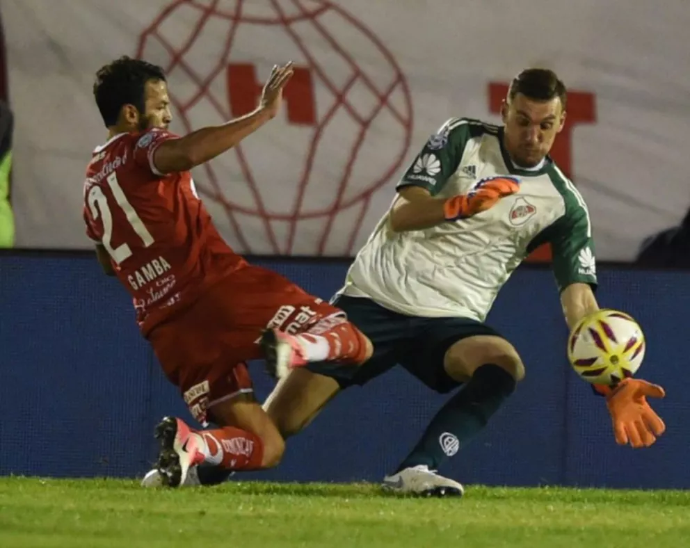 River igualó sin goles con Huracán en su debut en la Superliga