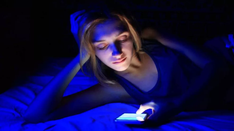 La luz azul de los celulares puede dañar nuestros ojos irreversiblemente
