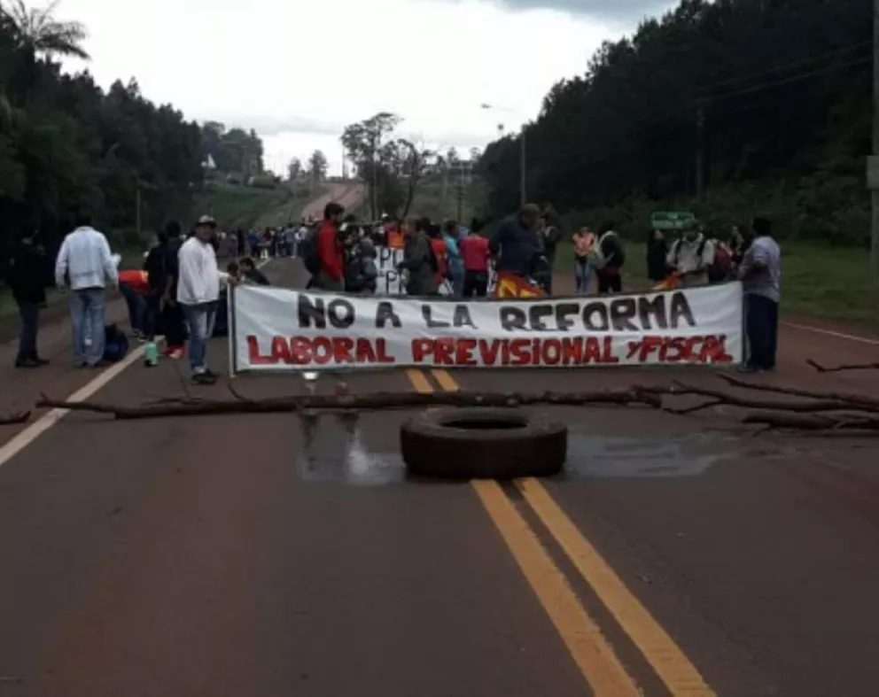 Organizaciones sociales y gremiales cortan la ruta 12 en Eldorado 