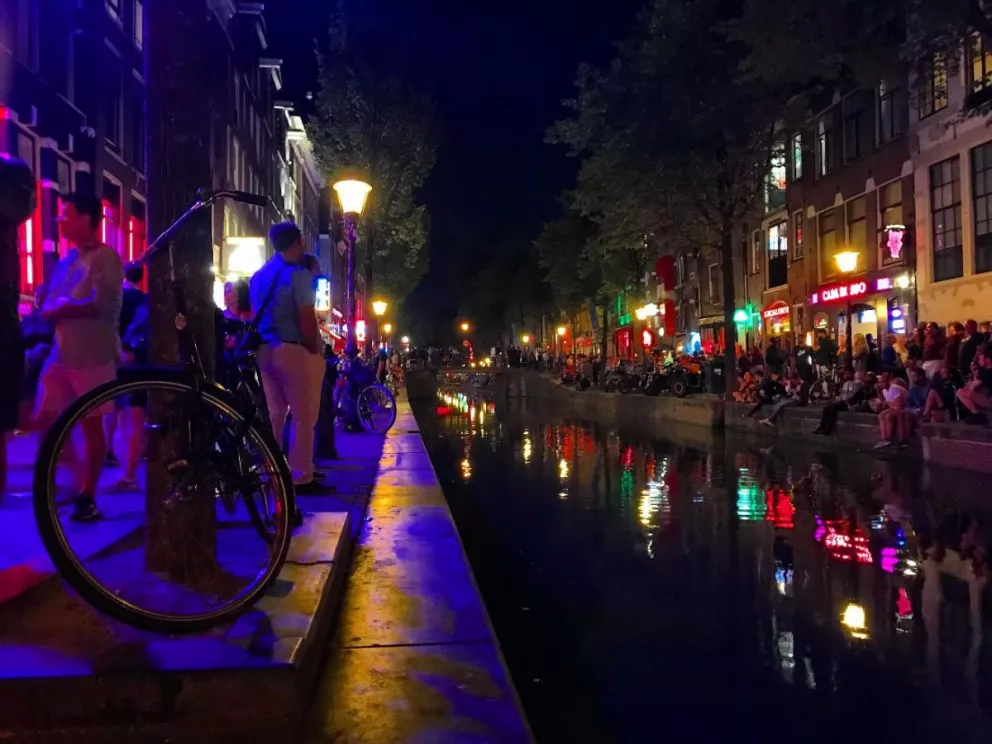 Ámsterdam cobraría tasa de 10 euros por noche para acabar con el turismo masivo