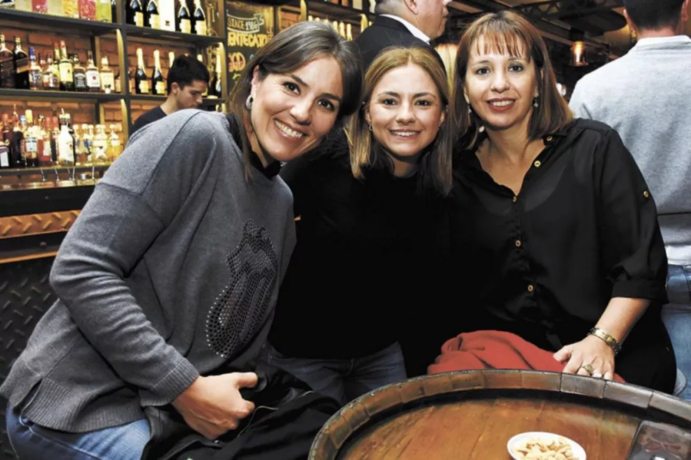 Betty Dedieu (centro) estuvo de cumple y lo festejó con Eliane Maroseck y Maricel Arce.
