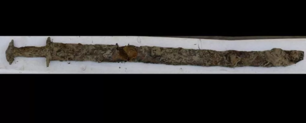 Una nena de ocho años encontró una espada vikinga de hace 1.000 años en un lago de Suecia