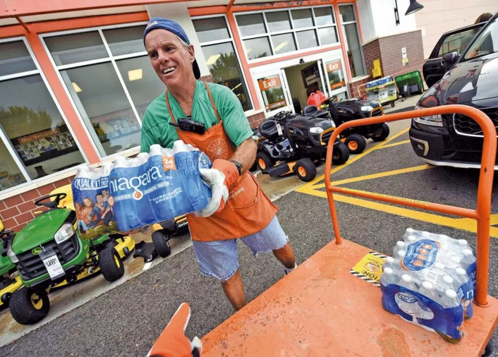 Los vecinos de las costas norteamericanas cercanas al evento climático optan por comprar agua y alimentos.