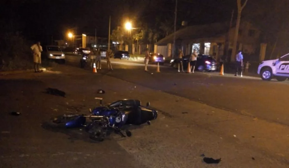 Violento choque entre un auto y una moto: un muerto y tres heridos 