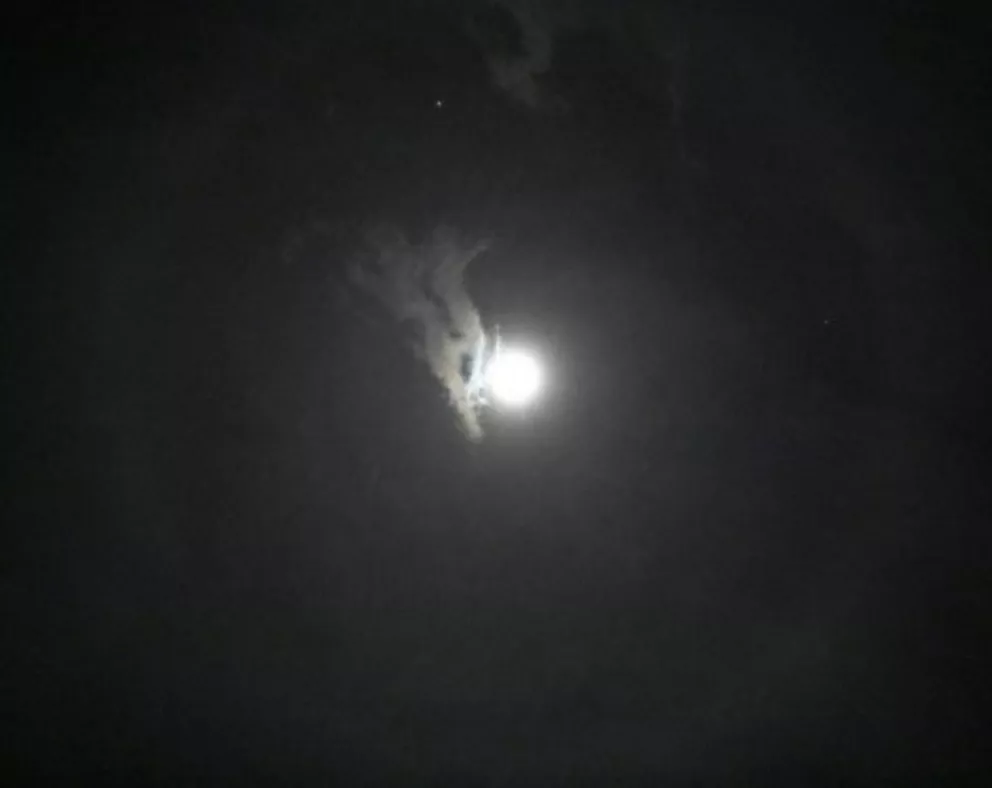 Un halo lunar sobre el cielo sampedrino