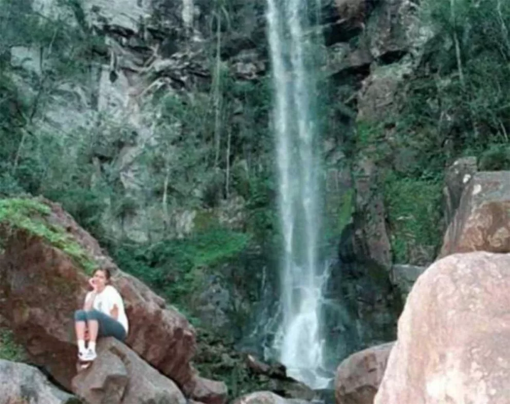 En el Salto Encantado el agua cae desde 64 metros de altura y es el mayor atractivo del parque provincial.
