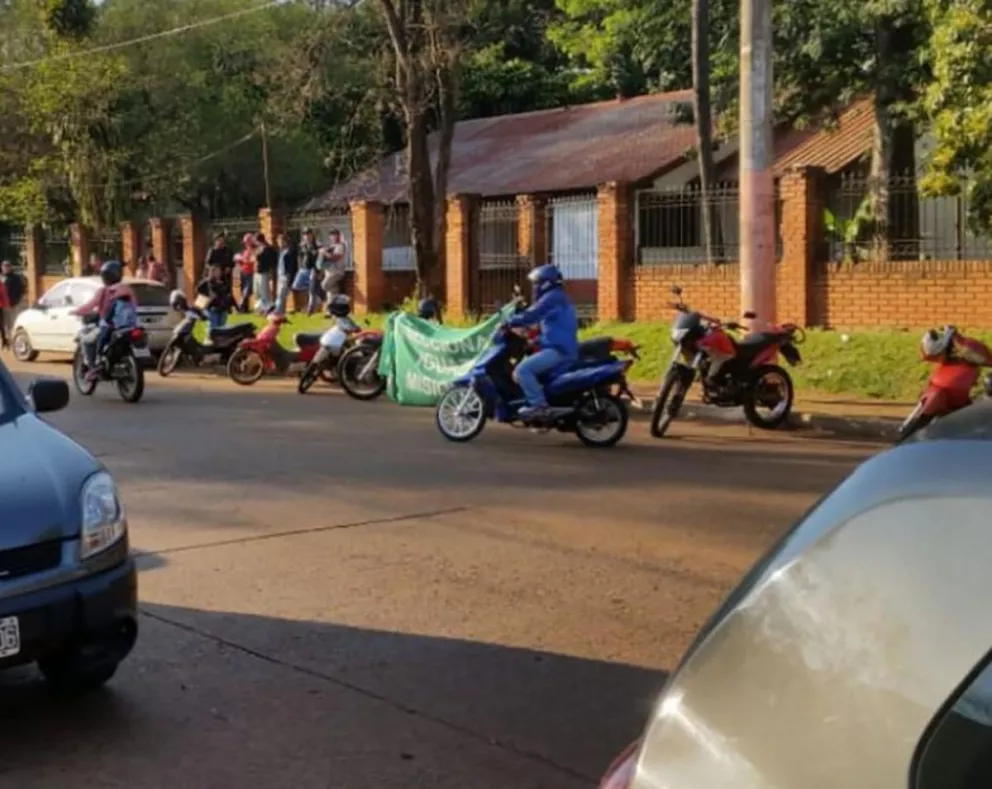 Iguazú: Empleados municipales cortan la avenida Tres fronteras