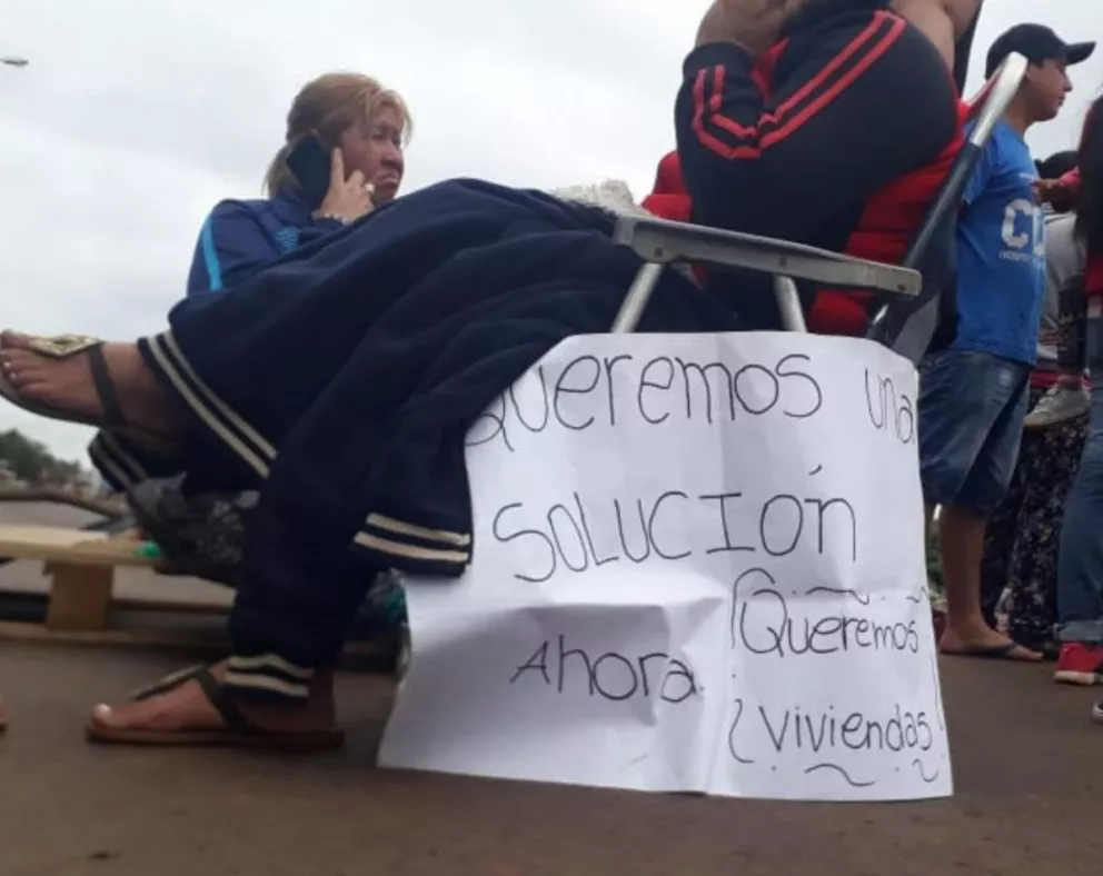 Vecinos cortan avenida Tulo LLamosas solicitando ser relocalizados tras la tormenta