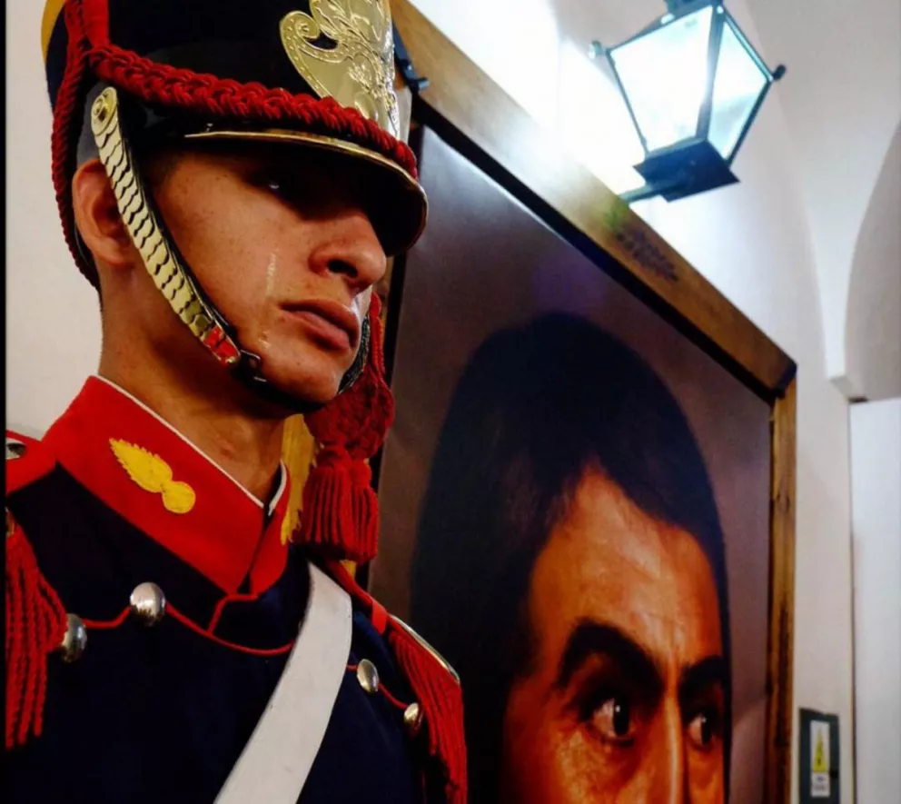 El granadero que llora frente a un retrato del General San Martín, es misionero
