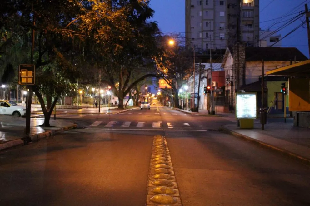 Las calles del centro sin colectivos y vacías en las primeras horas de la mañana del martes