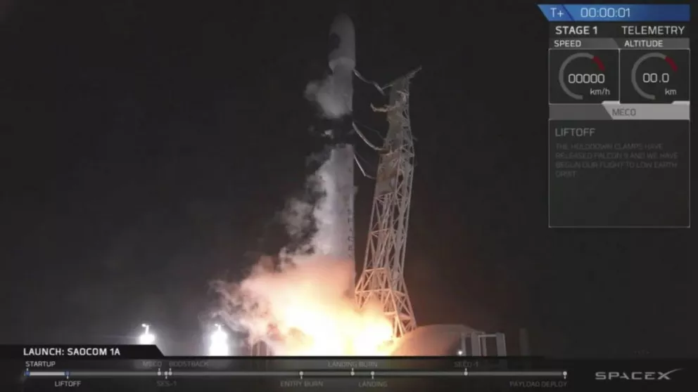 El momento en que el cohete SpaceX despega con el satélite Saocom 1 a cuestas