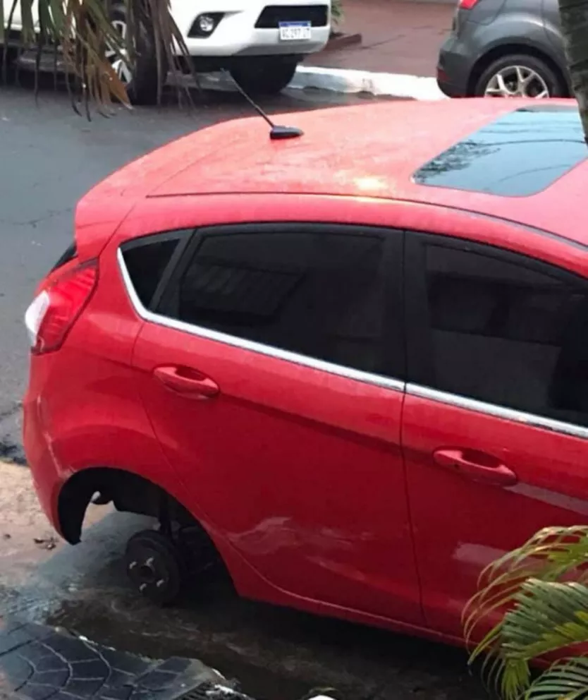 Posadas: En dos días robaron ruedas traseras de tres Ford Fiesta