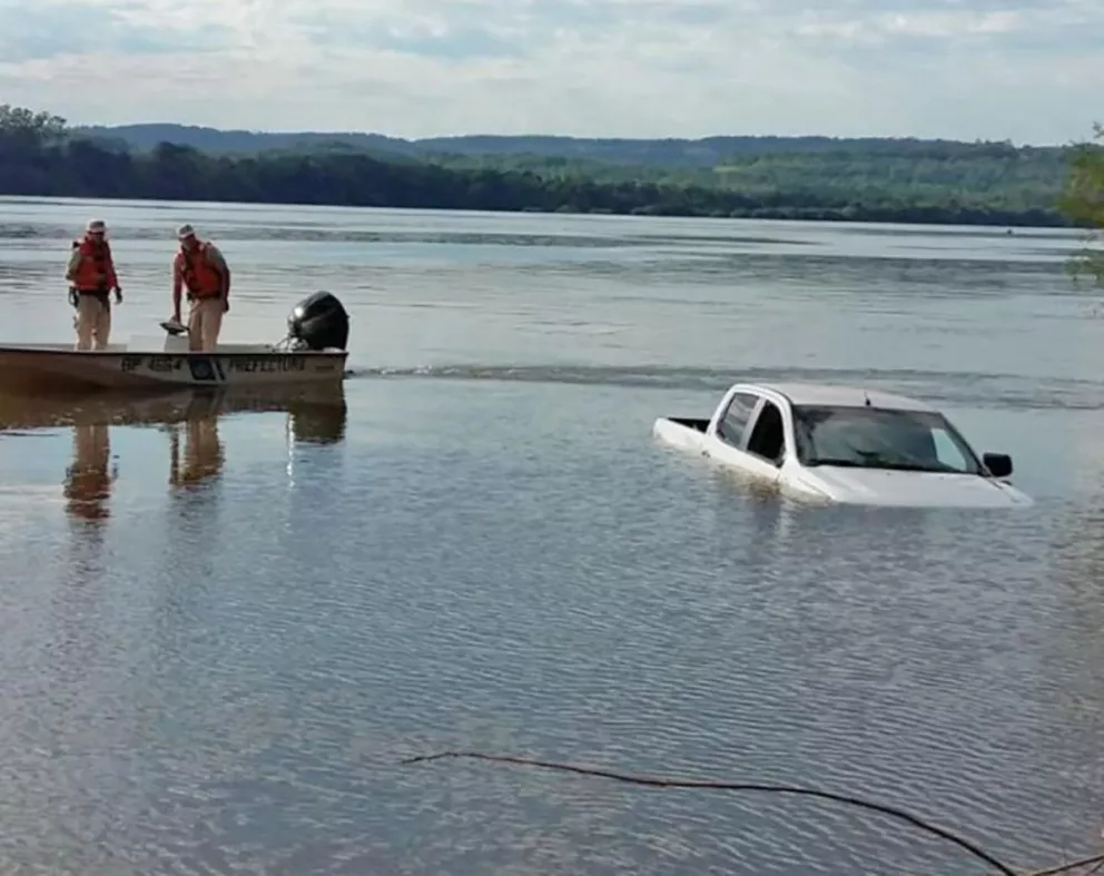 El director de Tabaco en Misiones despistó con su vehículo y terminó sumergido en el río Uruguay