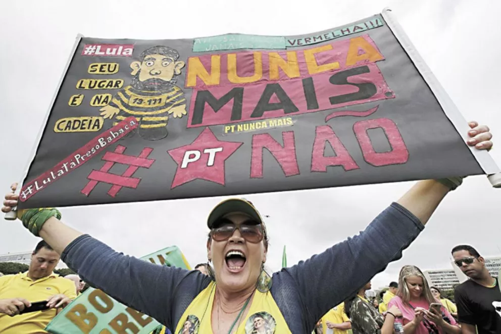 Bolsonaro recibió un multitudinario apoyo de partidarios en Copacabana
