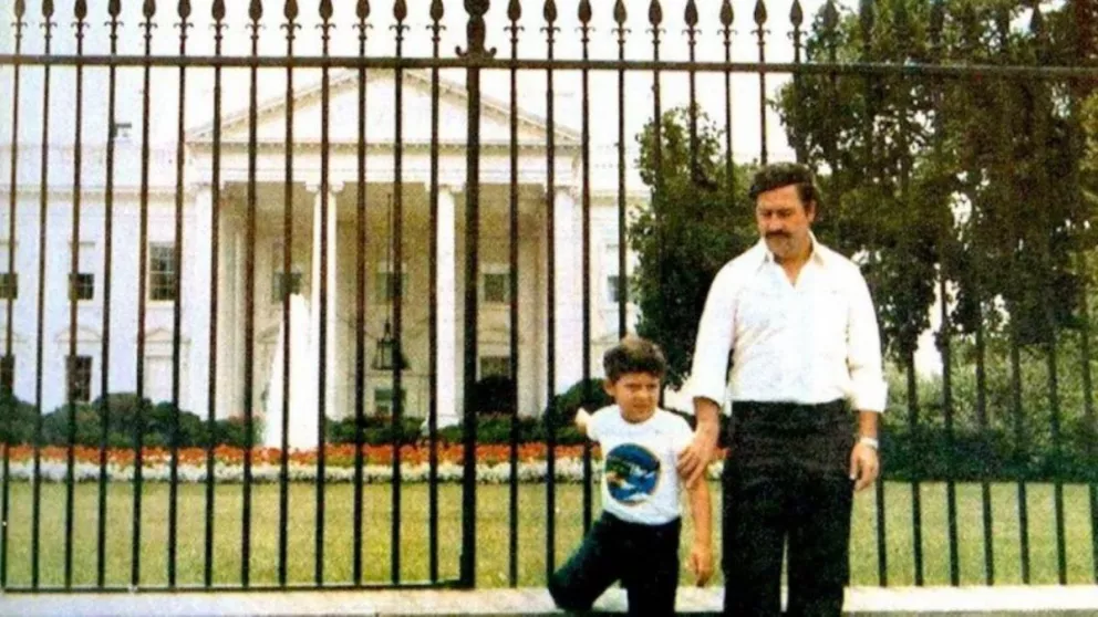 Cómo fue posible que Pablo Escobar se sacara una foto frente a la Casa Blanca 