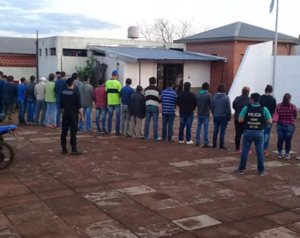 Desbarataron banda que organizaba riñas de gallos en San Vicente: 25 detenidos 