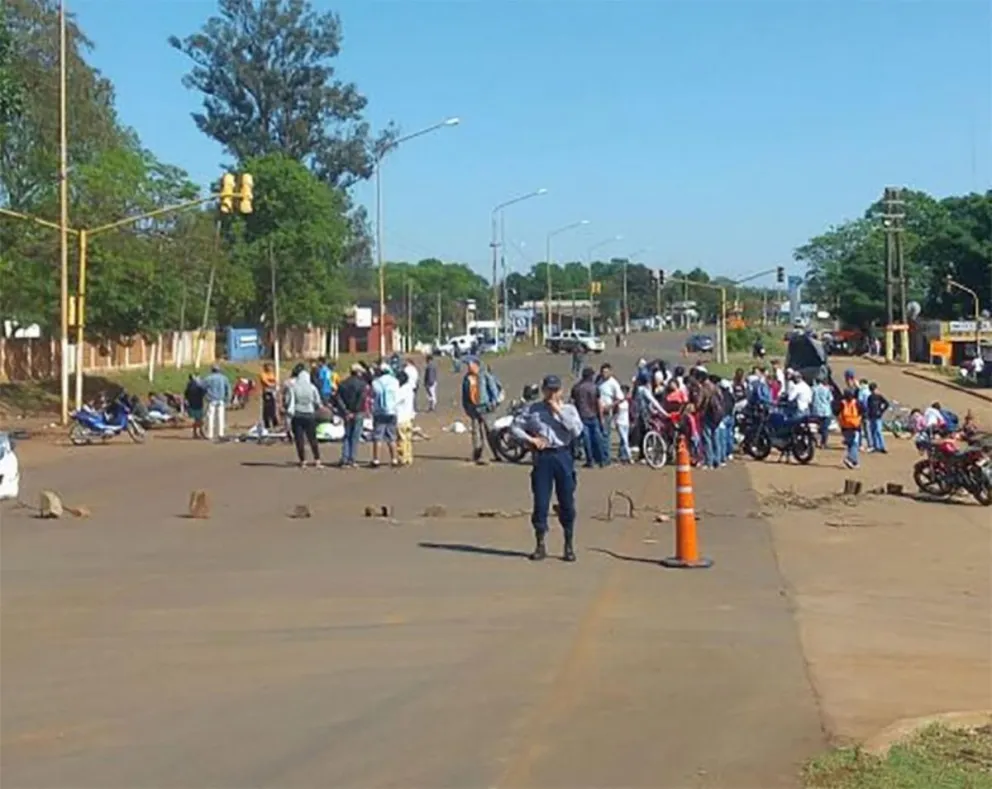 Continúa el corte sobre la avenida Tulo Llamosas en el acceso a Posadas