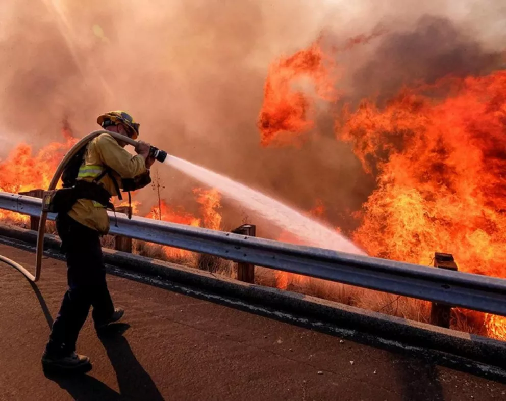 El incendio más feroz en la historia de California ya destruyó varias mansiones de famosos
