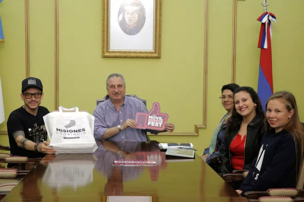 El gobernador Hugo Passalacqua con las ganadoras del Móvil Fest 2017