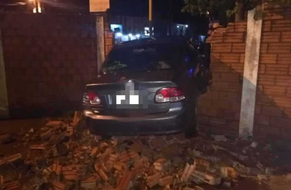 Iguazú: Conductor borracho destruyó su auto contra un muro
