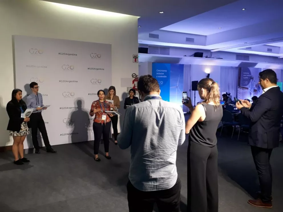 Centro de prensa del G20. Los periodistas se turnan para usar los fondos pensados para videos
