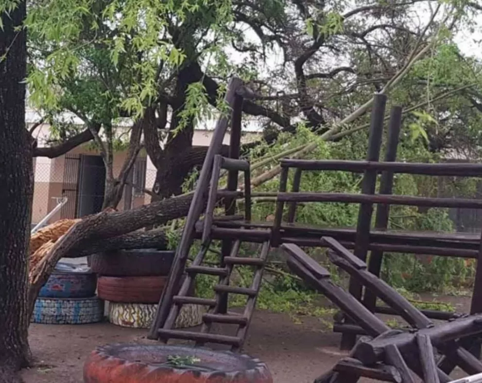 Voladura de techos e inundaciones por un fuerte temporal en Santa Fe